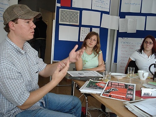 https://www.mut-gegen-rechte-gewalt.de/sites/aas15.aegir.wegewerk.org/files/styles/artikel_hauptbild/public/w/gfx/orig/artikel-projekte/ab-juni/ab-juli/oktober-2008/exit-landgraf.jpg?itok=Wvf1IGoi