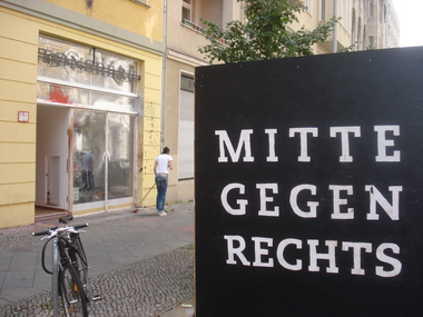 Mitte gegen Rechts-Schild vor dem Toensberg-Laden