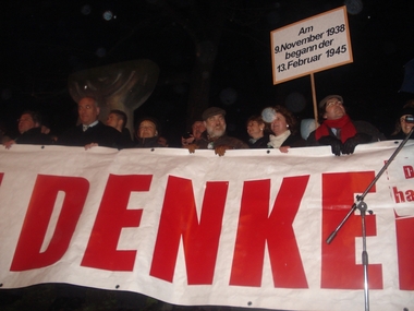 Denke! Transparenttext in dresden gegen eine nazidemo im februar 2007