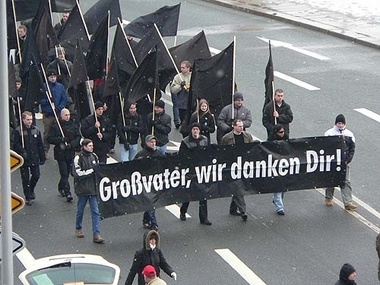 neonazis in dresden 2006 mit Banner Großvater wir danken dir...
