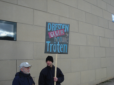 Zwei Demonstranten mit Schild Dresden gegen braune Tröten