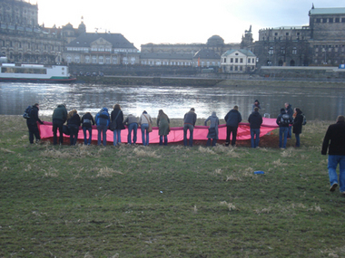 Demonstranten in dresden legen Transparent aus "Kein Sex mit Nazis"