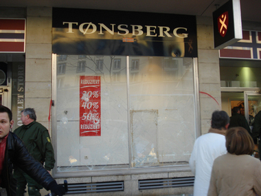 geplünderter Thor Steinar Laden "Tonsberg" in Dresden