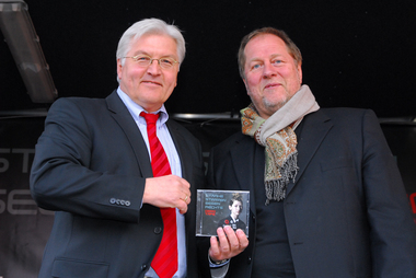 Bei de rPräsentation der CD Starke Stimmen gegen rechts mit Dieter Gorny,vom verband der Dt. Musikindustrie und Außenminister Steinmeier