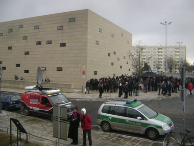 Morgens vor der Synagoge