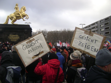 Vor dem Denkmal Goldener Reiter