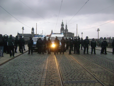 Polizisten sperren Brücke