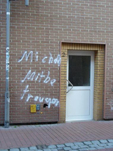 Graffiti am haus der Privatwohnung von Joseph M. "Mietbetrüger"