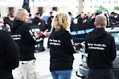 Nazis mit Rückenaufschrift