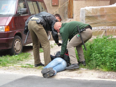 Polizisten nehmen einen der beteiligten fest