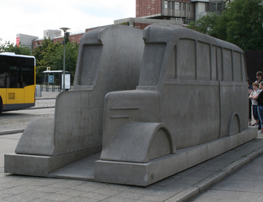 Denkmal grauer Bus