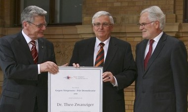 Bei der Urkundenverleihung an Theo zwanziger mit Joachim gauck und ZDF-Intendant Markus Schächter